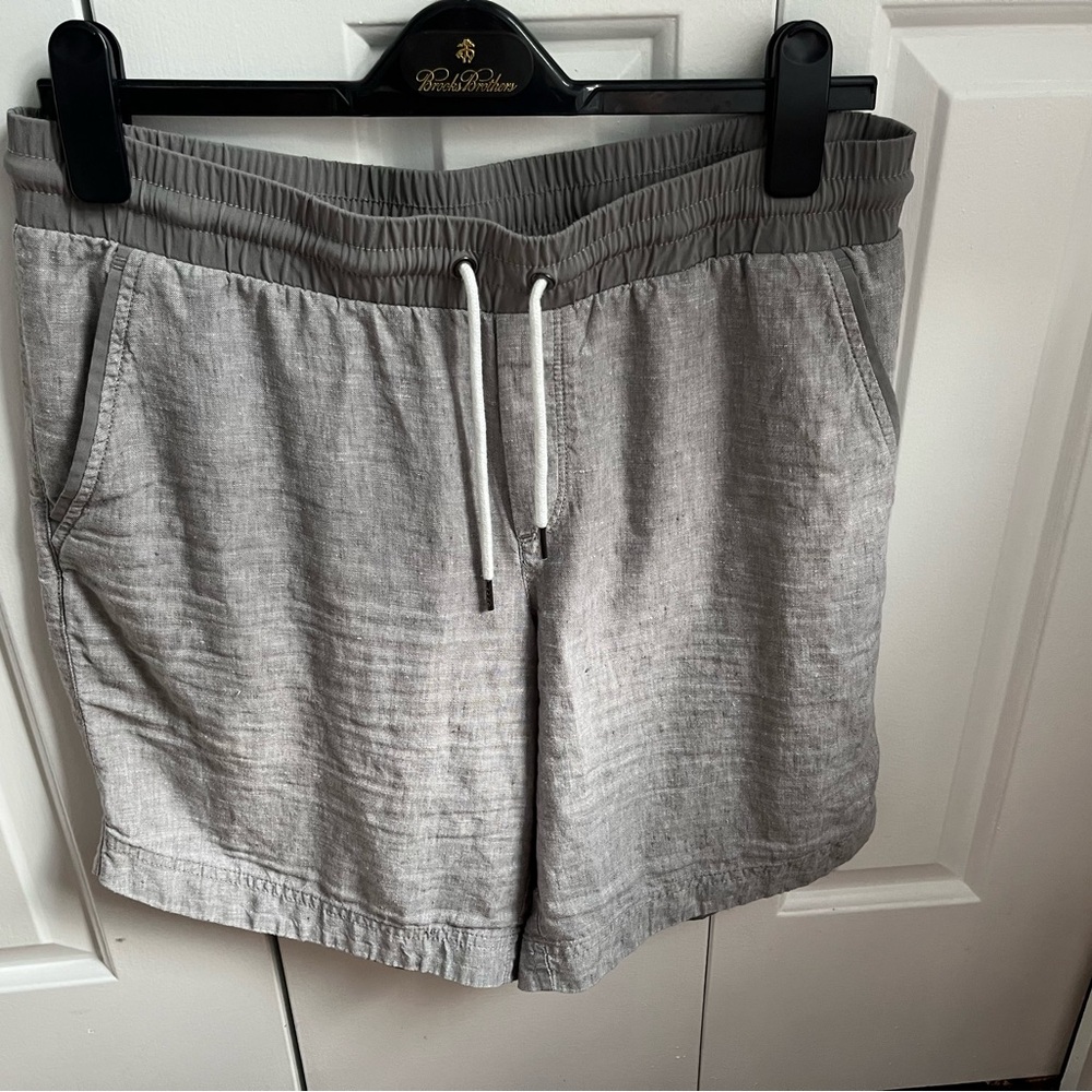 Athleta women’s mid rise linen  Shorts in silvery Gray